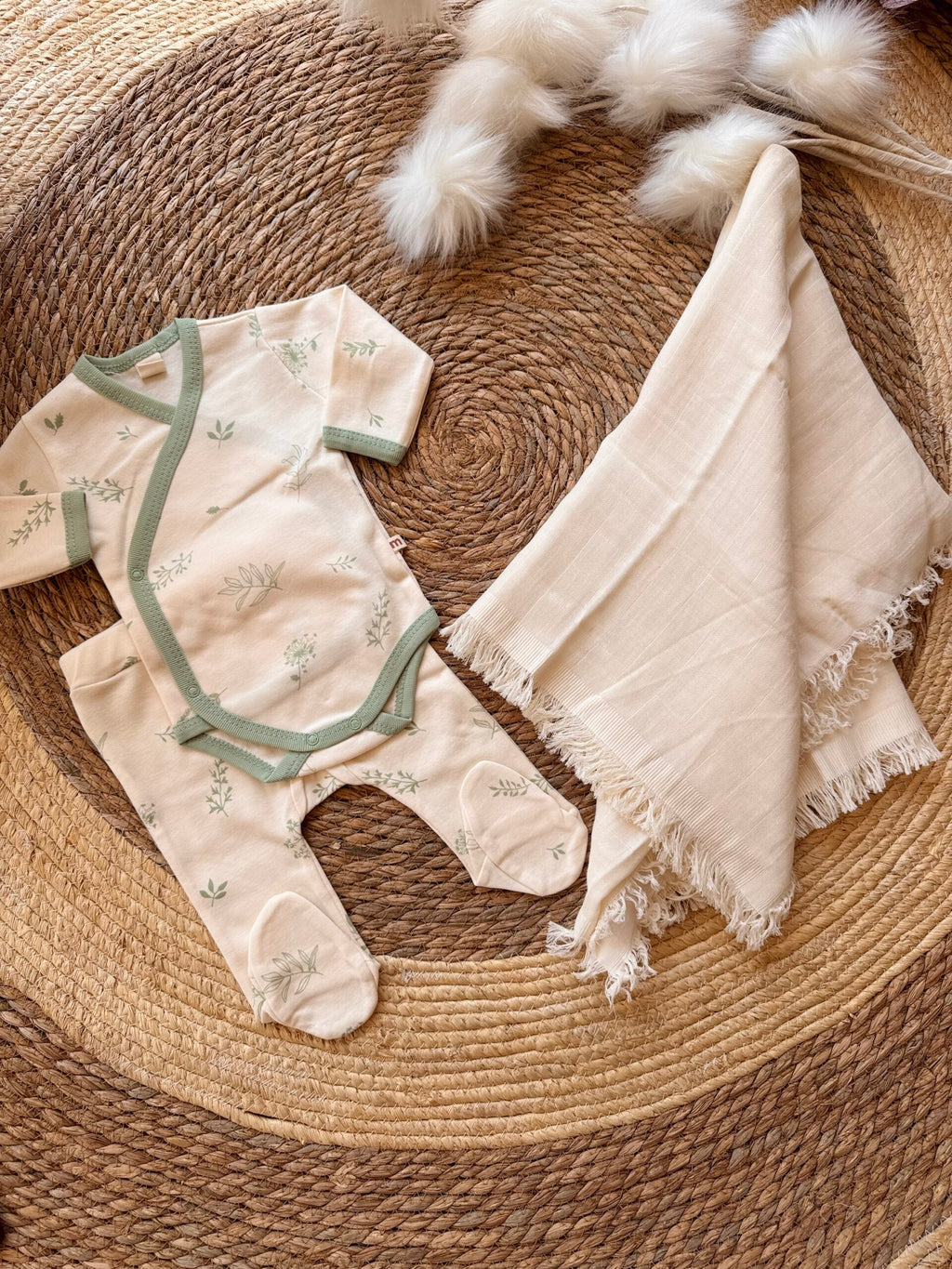 Mint green leaves set 3 pcs + blanket