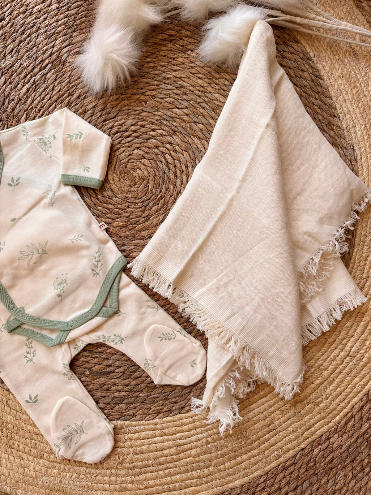 Mint green leaves set 3 pcs + blanket